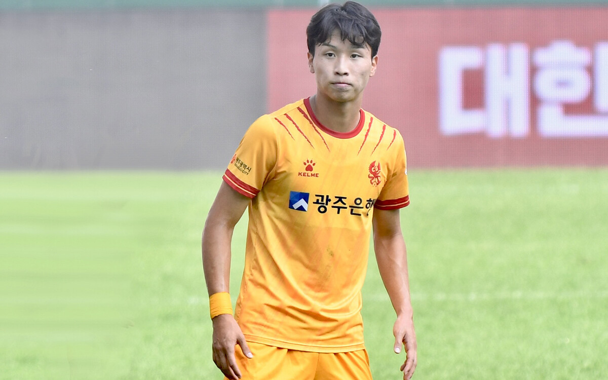 Eom Ji-sung playing for Gwangju FC in the K League